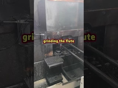 Schrägt die Zähne.